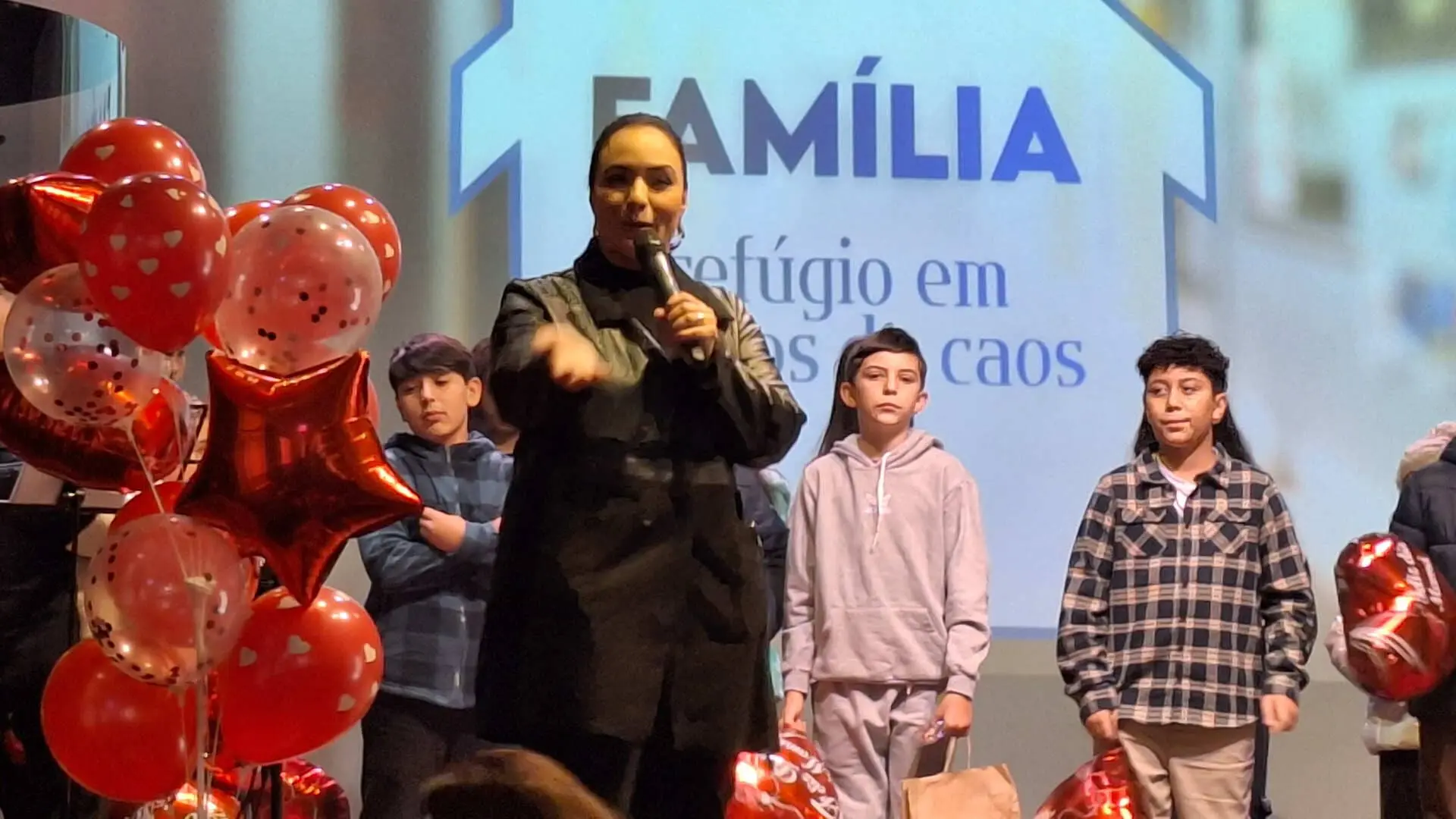 Homenagem do Departamento Infantil no Culto do Dia das Mães da 47 IEQ Guabirotuba com crianças e balões no palco