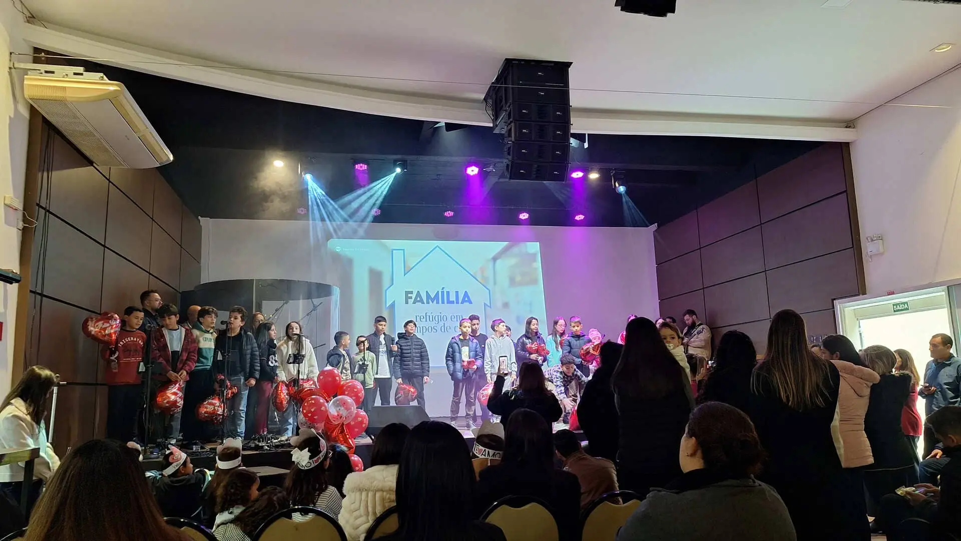 Crianças e adolescentes da 47 IEQ Guabirotuba participando da homenagem às mães durante o Culto do Dia das Mães