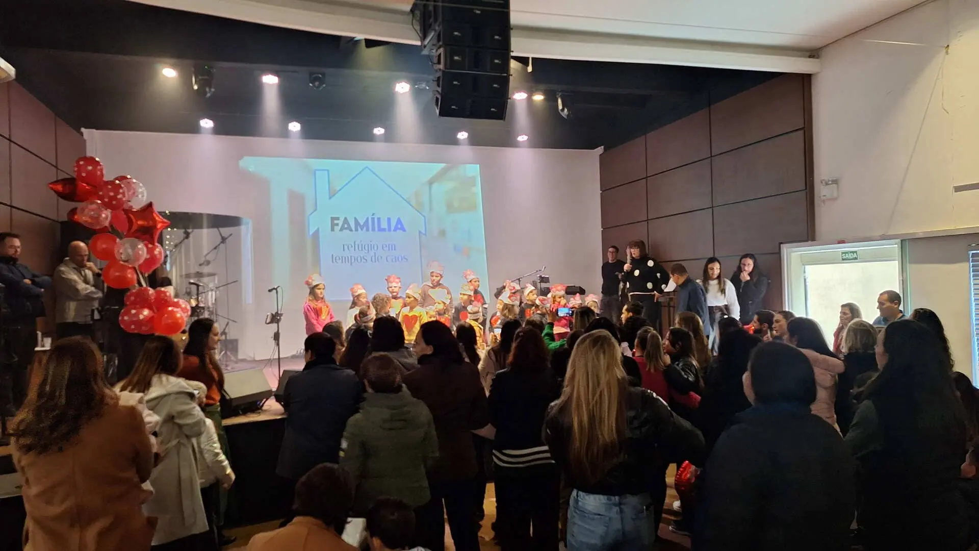 Departamento Infantil da 47 IEQ Guabirotuba realizando homenagem às mães durante o Culto do Dia das Mães