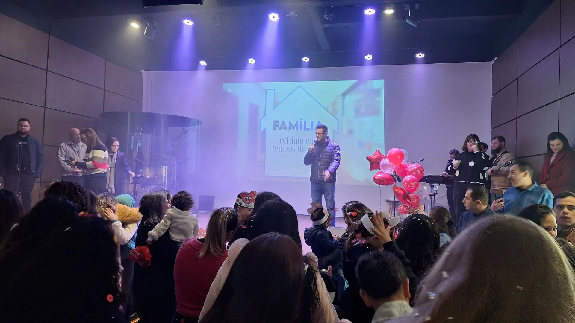 Culto do Dia das Mães na 47 IEQ Guabirotuba com igreja reunida em momento de homenagem às mães